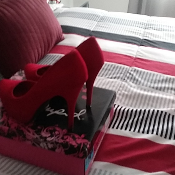 Heels - Picture 2 of 2